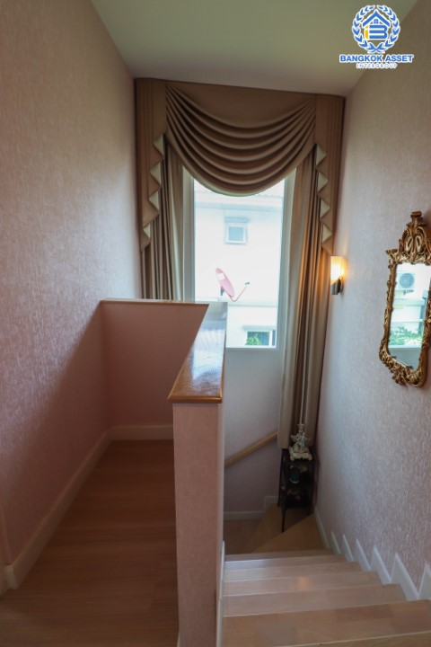 *****บ้านเดี่ยวมือสองนนทบุรี ม.คณาสิริ ชัยพฤกษ์-วงแหวน จากแบรนด์ชื่อดัง Sansiri บ้านสวย แถมเฟอร์นิเจอร์มายมาก บนเนื้อที่ 51.6 ตร.ว. มาพร้อมฟังก์ชัน 3 ห้องนอน 2 ห้องน้ำ จอดรถ 2 คัน แถมฟรี ! เครื่องปรับอากาศ 5 เครื่อง เติมเต็มด้วยสิ่งอำนวยความสะดวกครบครัน บนทำเลศักยภาพ ใกล้ถนนกาญจนาภิเษก และ รถไฟฟ้าสถานีคลองบางไผ่